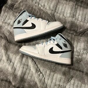 university blue jordan 1 mid